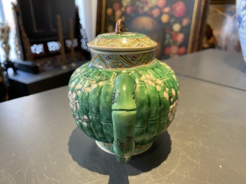 Een Chinese geribde verte biscuit theepot met deksel, Kangxi