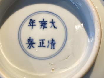 Een Chinese blauw-witte 'draken' kom, Yongzheng merk en periode