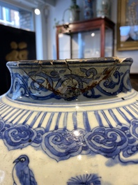 Een grote Chinese blauw-witte 'Drie vrienden van de winter' vaas, Ming
