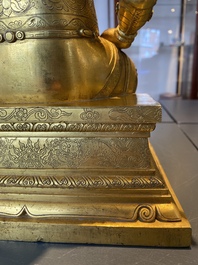 Een Chinese vergulde bronzen figuur van Guandi, Ming
