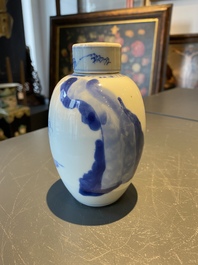 Een Chinese blauw-witte theebus met deksel, Kangxi
