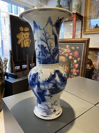 Un vase de forme 'yenyen' en porcelaine de Chine en bleu et blanc, Kangxi