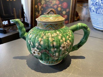 Een Chinese geribde verte biscuit theepot met deksel, Kangxi