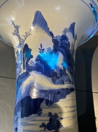 Un vase de forme 'yenyen' en porcelaine de Chine en bleu et blanc, Kangxi