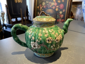Een Chinese geribde verte biscuit theepot met deksel, Kangxi