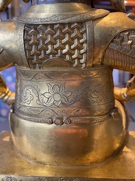 Een Chinese vergulde bronzen figuur van Guandi, Ming