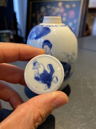 Een Chinese blauw-witte theebus met deksel, Kangxi
