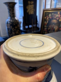 Un vase de forme 'yenyen' en porcelaine de Chine en bleu et blanc, Kangxi