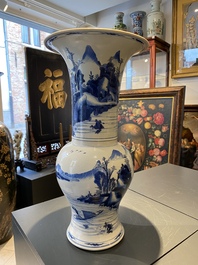 Un vase de forme 'yenyen' en porcelaine de Chine en bleu et blanc, Kangxi