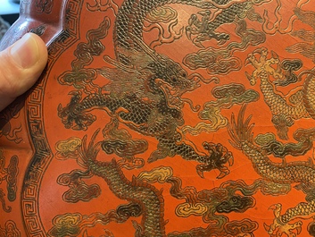 Une grande bo&icirc;te couverte lob&eacute;e en laque polychrome qiangjin et tianqi &agrave; d&eacute;cor de dragons, Chine, Kangxi/Qianlong