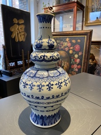 Een Chinese blauw-witte kalebasvaas, Jiajing merk, Qing