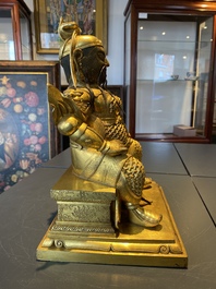 Een Chinese vergulde bronzen figuur van Guandi, Ming