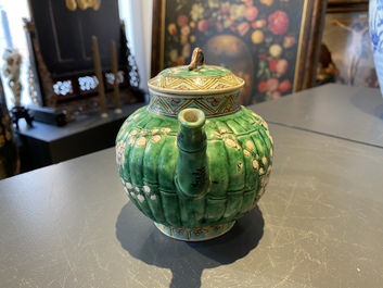 Een Chinese geribde verte biscuit theepot met deksel, Kangxi