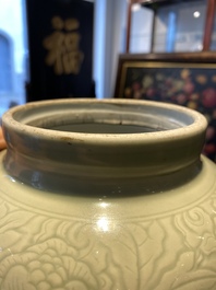 Een Chinese celadon 'lotusslingers' vaas met blauw-witte en koperrode panelen, Kangxi