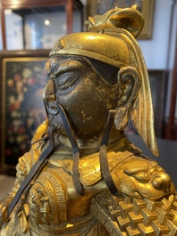 Een Chinese vergulde bronzen figuur van Guandi, Ming