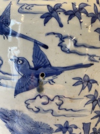 Een grote Chinese blauw-witte 'Drie vrienden van de winter' vaas, Ming