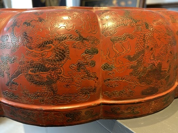 Une grande bo&icirc;te couverte lob&eacute;e en laque polychrome qiangjin et tianqi &agrave; d&eacute;cor de dragons, Chine, Kangxi/Qianlong