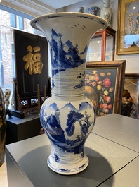 Un vase de forme 'yenyen' en porcelaine de Chine en bleu et blanc, Kangxi