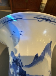 Un vase de forme 'yenyen' en porcelaine de Chine en bleu et blanc, Kangxi