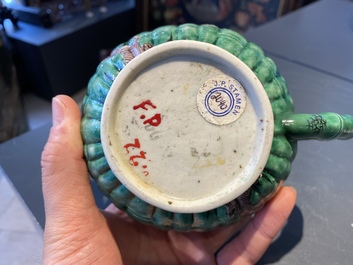 Een Chinese geribde verte biscuit theepot met deksel, Kangxi