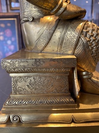 Een Chinese vergulde bronzen figuur van Guandi, Ming