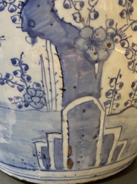 Een grote Chinese blauw-witte 'Drie vrienden van de winter' vaas, Ming