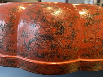 Une grande bo&icirc;te couverte lob&eacute;e en laque polychrome qiangjin et tianqi &agrave; d&eacute;cor de dragons, Chine, Kangxi/Qianlong