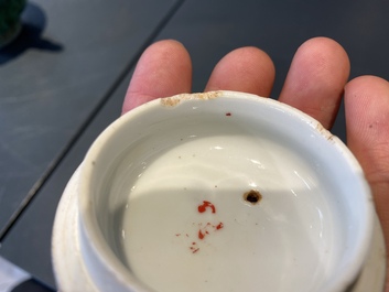 Een Chinese geribde verte biscuit theepot met deksel, Kangxi