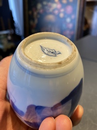 Een Chinese blauw-witte theebus met deksel, Kangxi