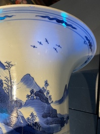 Un vase de forme 'yenyen' en porcelaine de Chine en bleu et blanc, Kangxi