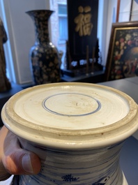 Un vase de forme 'yenyen' en porcelaine de Chine en bleu et blanc, Kangxi