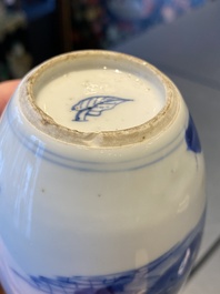 Een Chinese blauw-witte theebus met deksel, Kangxi