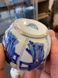 Een Chinese blauw-witte vaas in lotusvorm gemouleerd, Kangxi