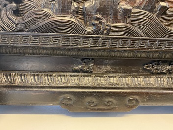 Une paire d'&eacute;crans de table en bois aux m&eacute;daillons orn&eacute; de pierre &agrave; savon et d'os, Chine, 18/19&egrave;me