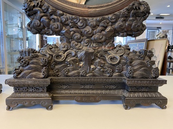 Une paire d'&eacute;crans de table en bois aux m&eacute;daillons orn&eacute; de pierre &agrave; savon et d'os, Chine, 18/19&egrave;me