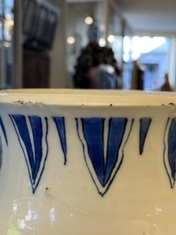 Een Chinese blauw-witte rouleau vaas met antiquiteiten, Transitie periode