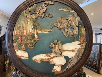 Une paire d'&eacute;crans de table en bois aux m&eacute;daillons orn&eacute; de pierre &agrave; savon et d'os, Chine, 18/19&egrave;me