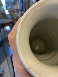 Een Chinese blauw-witte rouleau vaas met antiquiteiten, Transitie periode