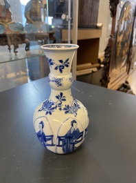 Een Chinese blauw-witte vaas in lotusvorm gemouleerd, Kangxi