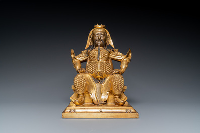 Een Chinese vergulde bronzen figuur van Guandi, Ming