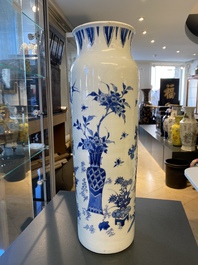 Een Chinese blauw-witte rouleau vaas met antiquiteiten, Transitie periode