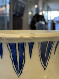 Een Chinese blauw-witte rouleau vaas met antiquiteiten, Transitie periode