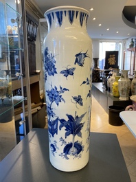 Een Chinese blauw-witte rouleau vaas met antiquiteiten, Transitie periode