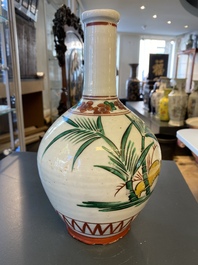 A Japanese Ko-Imari bottle vase in Ko-Kutani-style with a rooster, a hen and their chick, probably Edo, late 17th C.