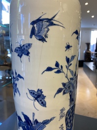 Een Chinese blauw-witte rouleau vaas met antiquiteiten, Transitie periode