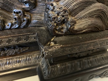 Une paire d'&eacute;crans de table en bois aux m&eacute;daillons orn&eacute; de pierre &agrave; savon et d'os, Chine, 18/19&egrave;me