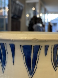 Een Chinese blauw-witte rouleau vaas met antiquiteiten, Transitie periode