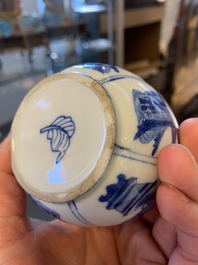 Een Chinese blauw-witte vaas in lotusvorm gemouleerd, Kangxi