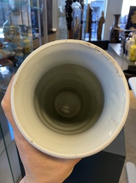 Een Chinese blauw-witte rouleau vaas met antiquiteiten, Transitie periode