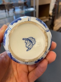 Een Chinese blauw-witte vaas in lotusvorm gemouleerd, Kangxi
